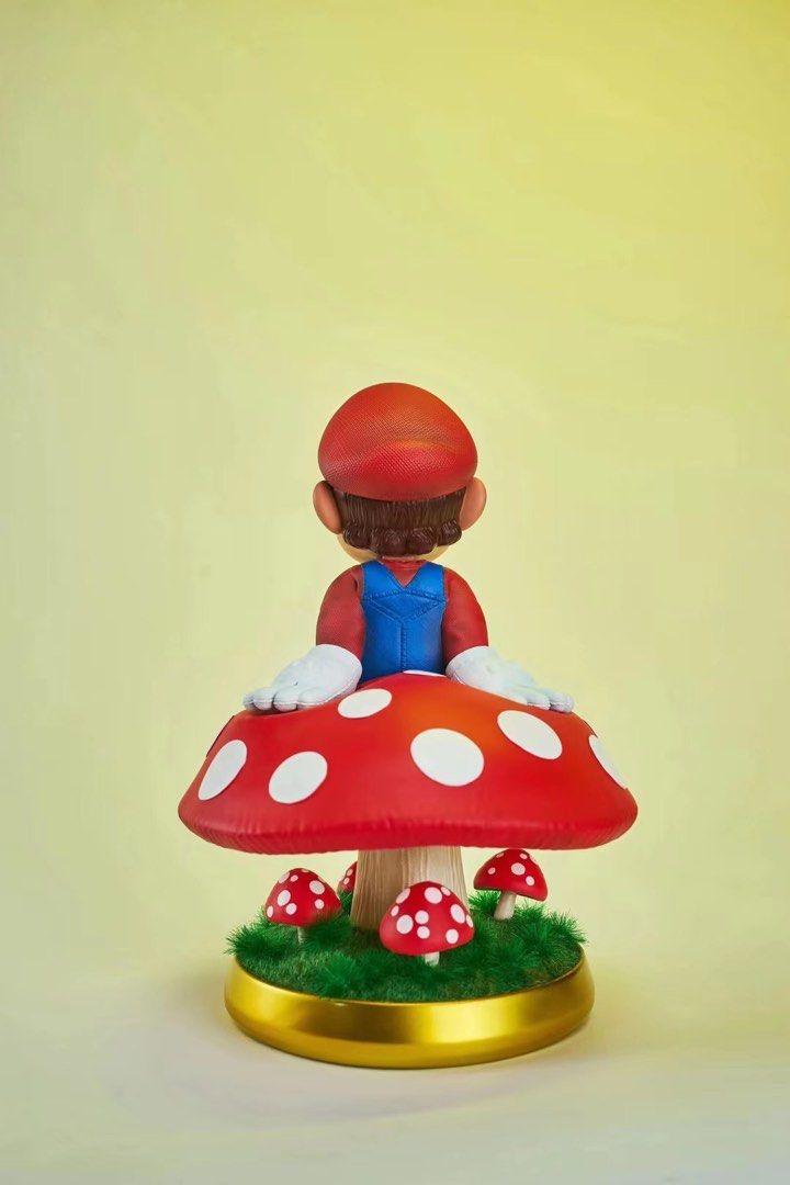 UN Studio Super Mario On Mushroom Figure (22cm)