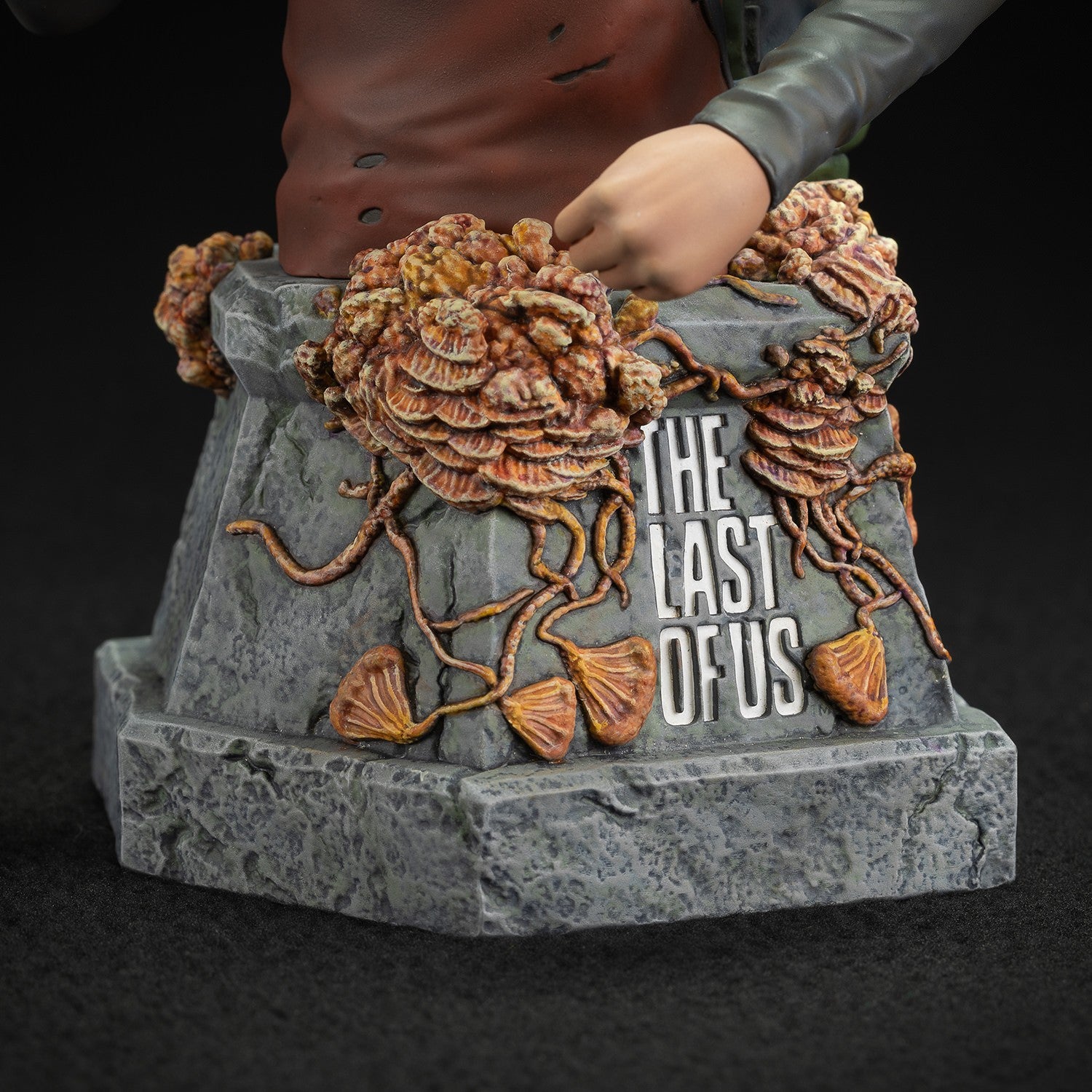 The Last of Us: Ellie with Handgun Bust (19cm)