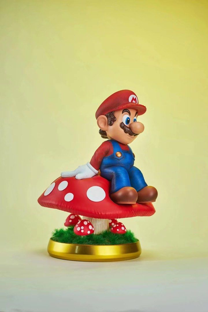 UN Studio Super Mario On Mushroom Figure (22cm)