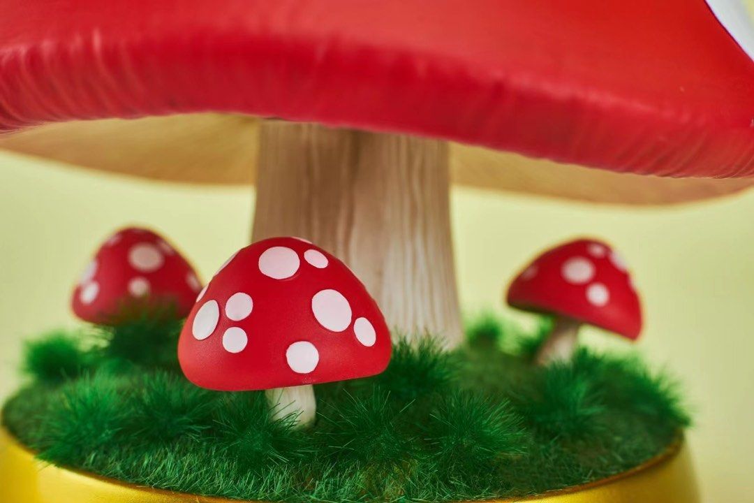 UN Studio Super Mario On Mushroom Figure (22cm)