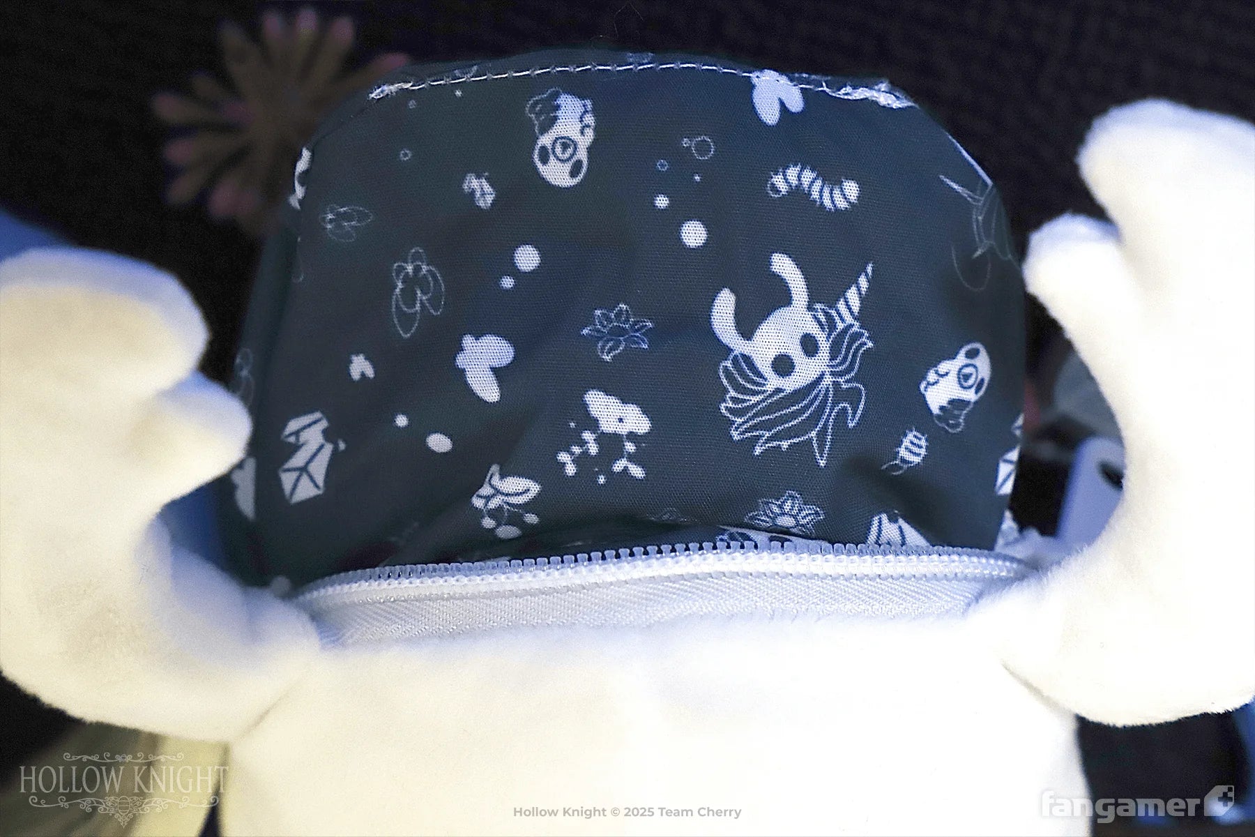 Official Hollow Knight The Knight Retractable Pouch (14cm)